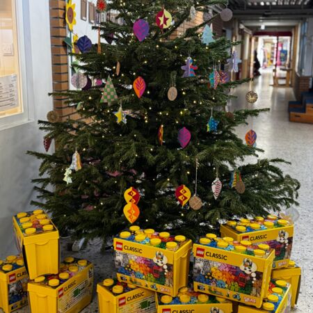 Weihnachtsüberraschung: Lego-Kisten für alle Klassen!